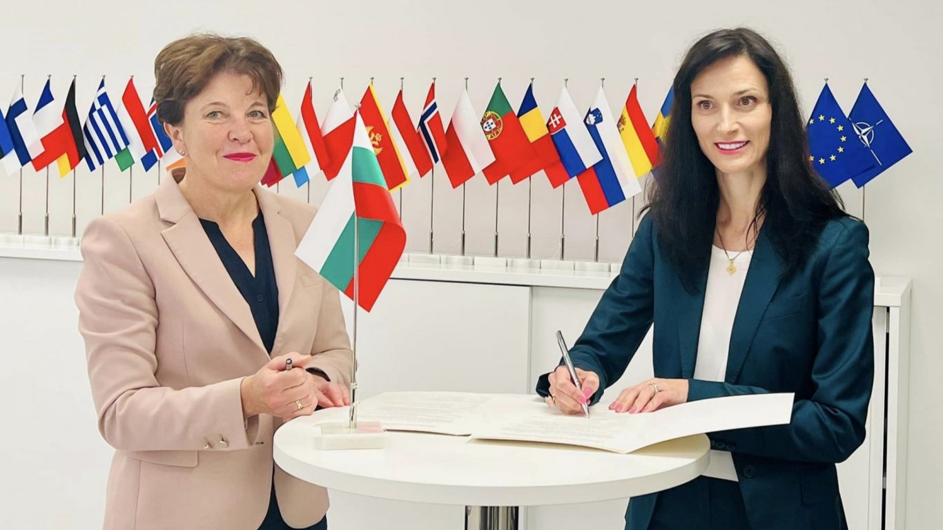 Габриел подписа за членство на България в общност за противодействие на хибридните заплахи