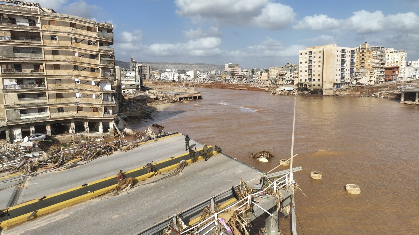 Броят на загиналите при потопа в Либия надмина 5000, 1/4 от град Дерна е в морето