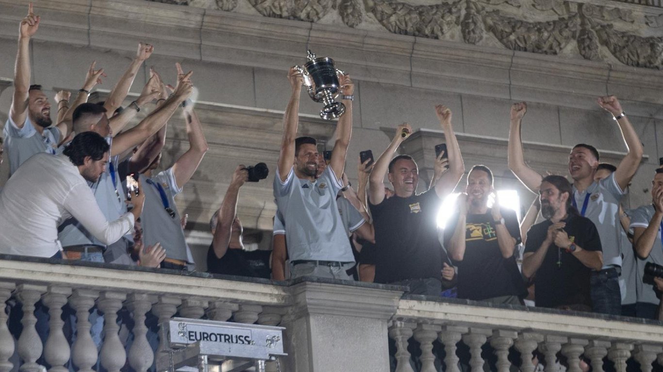 Хиляди разплакаха Джокович и баскетболните герои със звездно посрещане в Сърбия