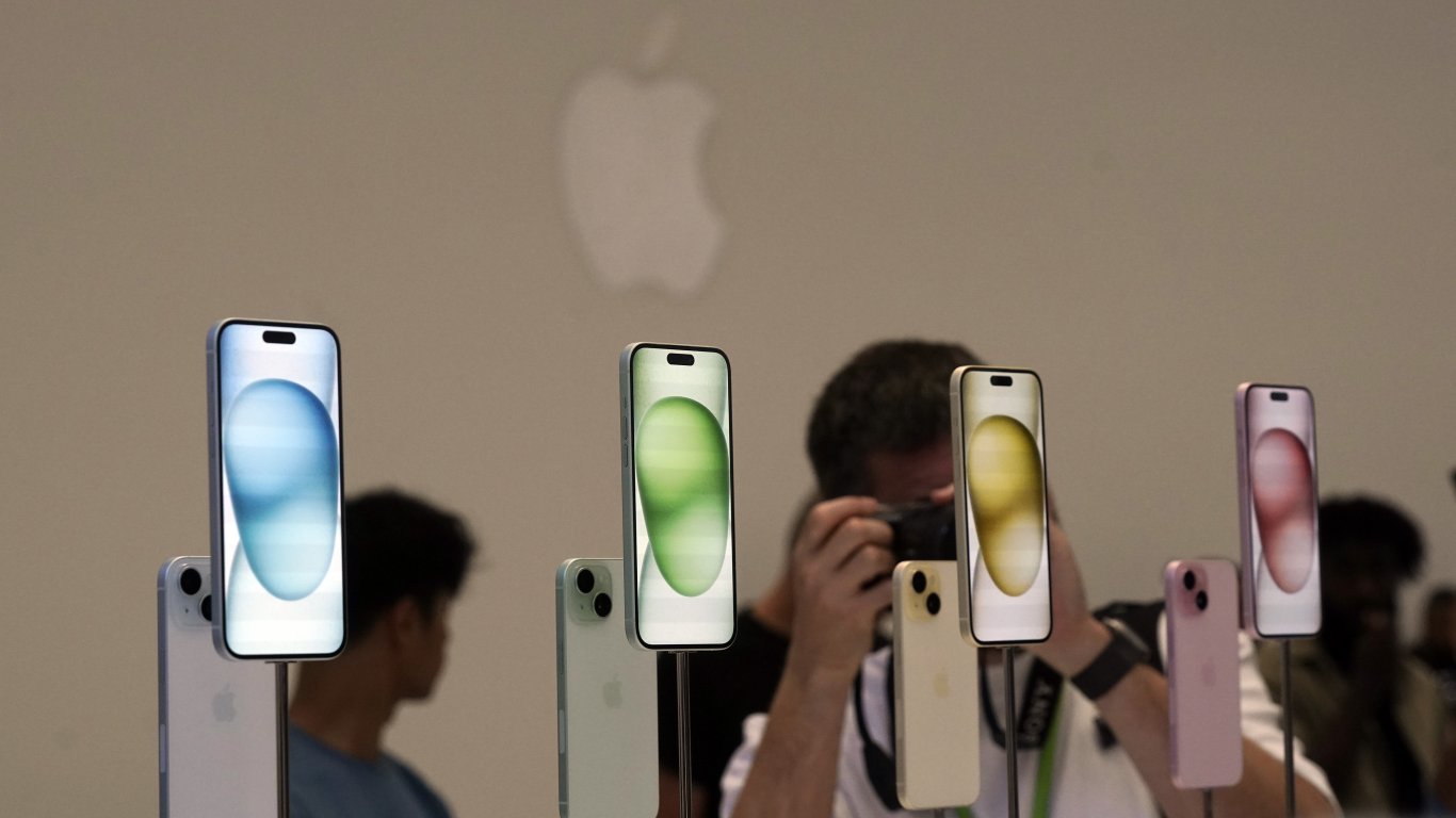 Apple разшири програмата за обаждания за пътна помощ на iPhone, базирана на сателит 