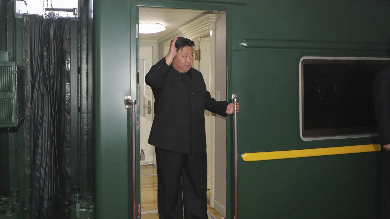 След приятелски обяд и среща на четири очи с Путин, Ким Чен-ун пое обратно към Пхенян