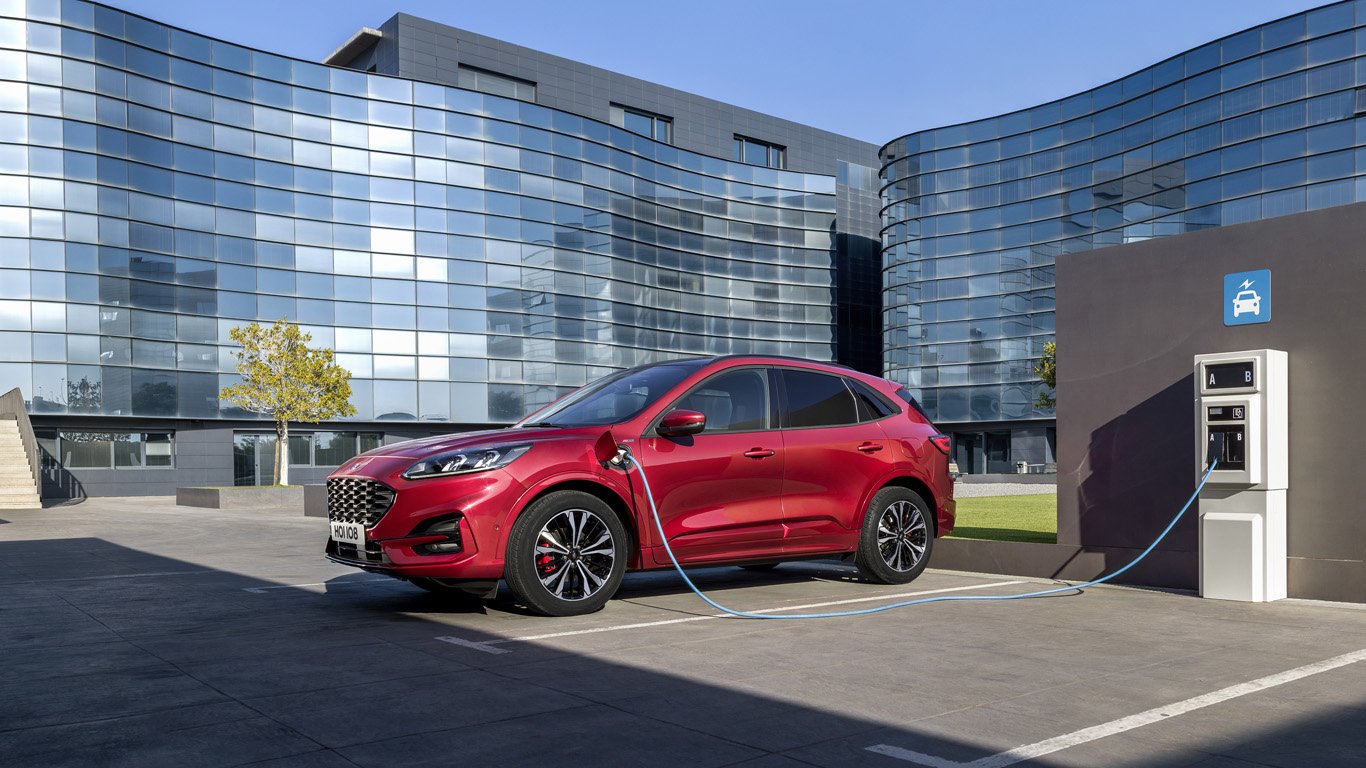 Ford Kuga Plug-in Hybrid отново е бестселър на пазара в сегмента си