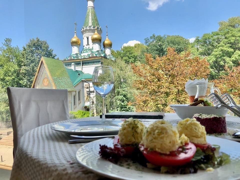 Изглед от ресторант "Арбат" към руската църква