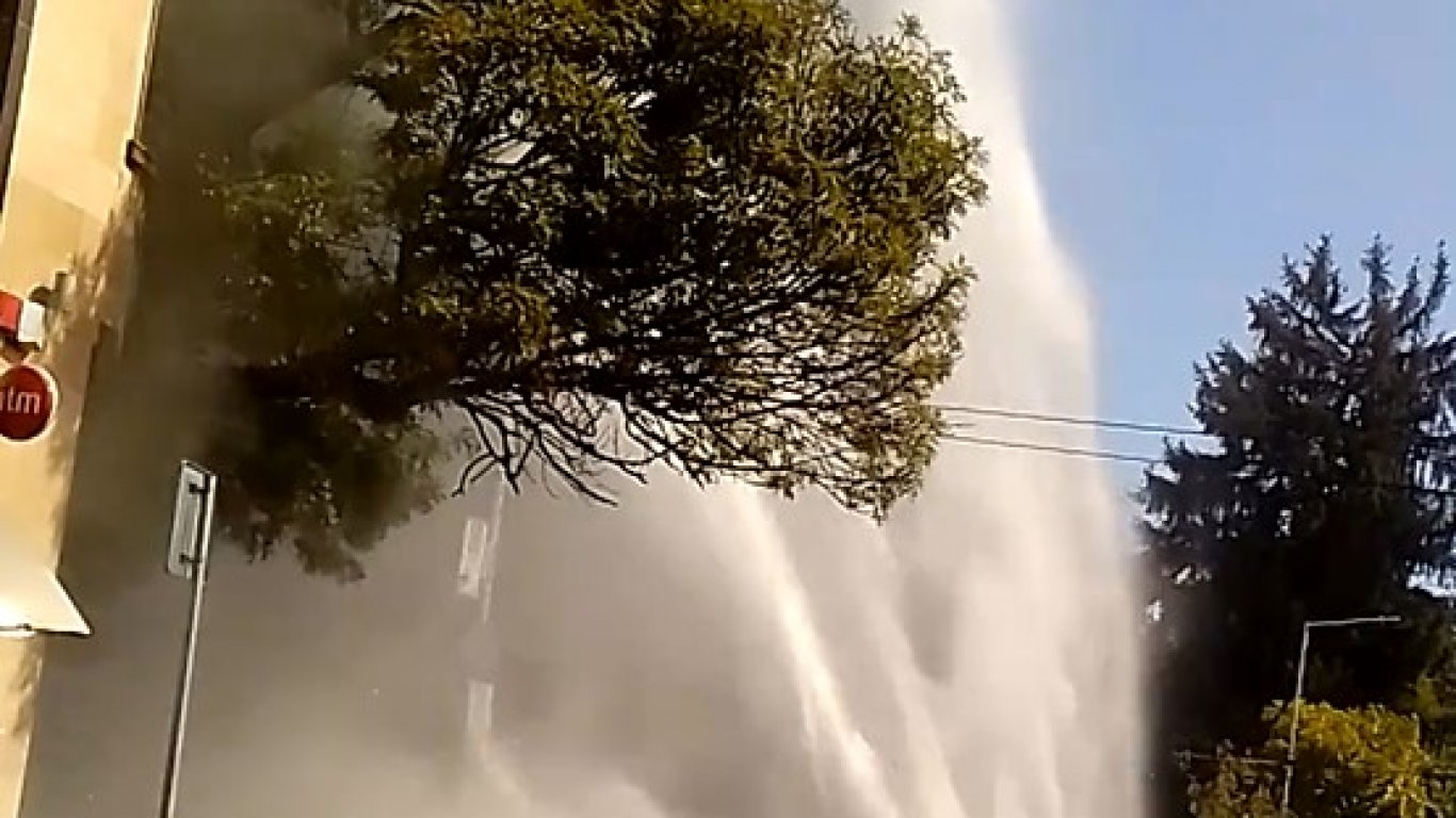 25-метров гейзер с вряла вода бликна в центъра на Плевен (видео и снимки)