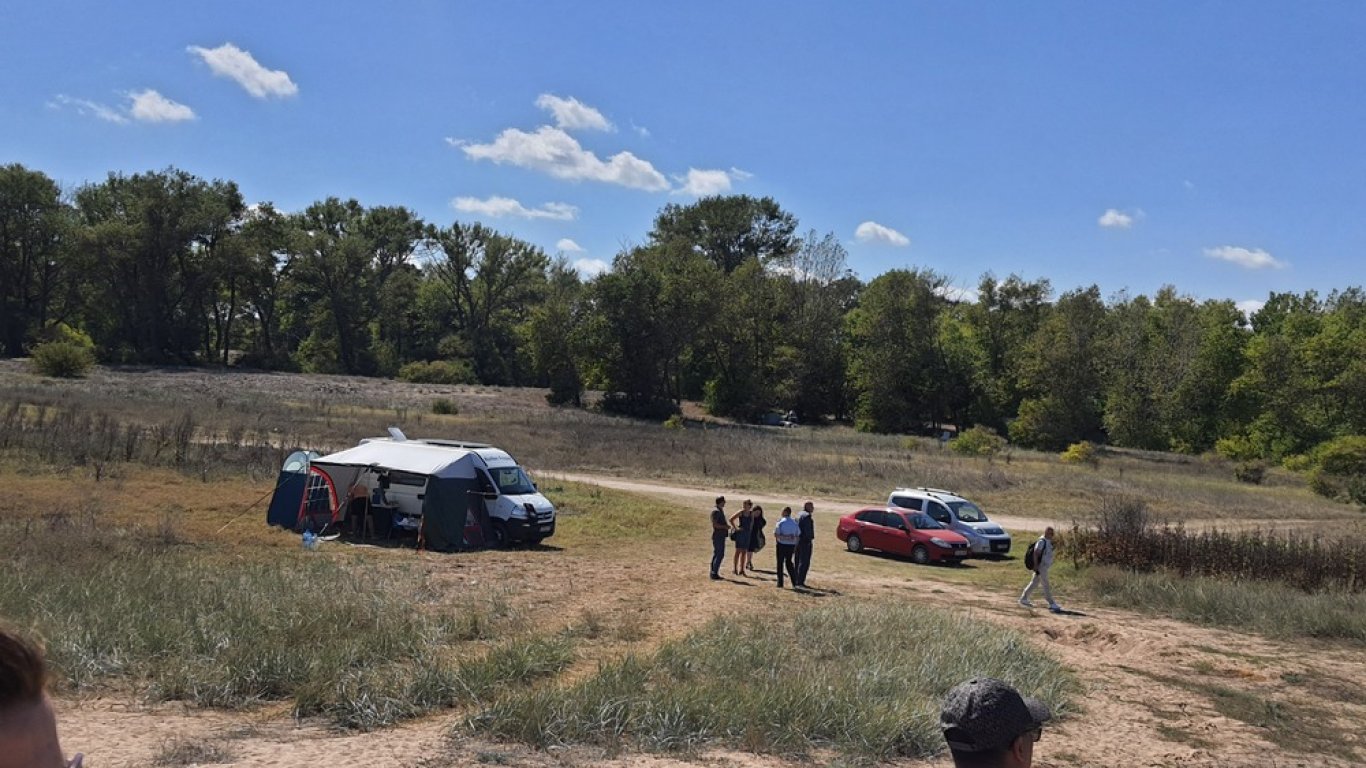 Отново кемпери и каравани върху дюните на плаж край Шабла