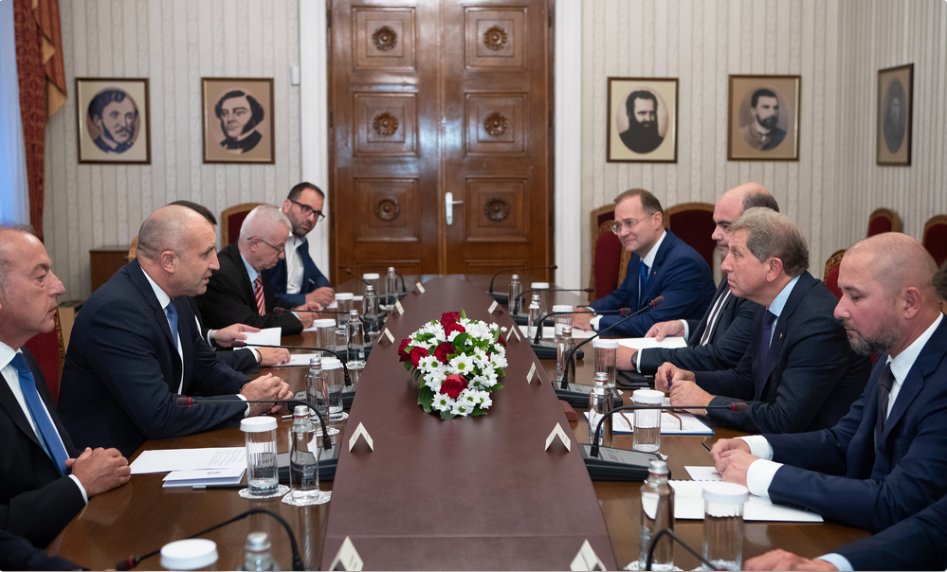 13 септември 2023 г. Президентът Румен Радев и служебният премиер Гълъб Донев разговарят с представителите на "Лукойл"