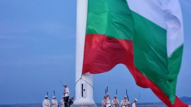 Президентът откри 55-метров пилон в града на авторите на първообраза на българското знаме