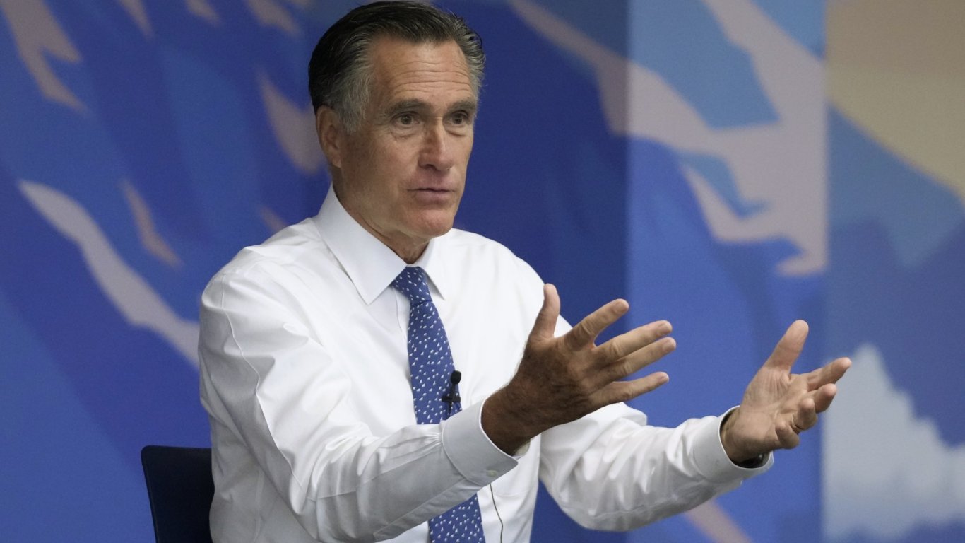 Мит Ромни се оттегля от Сената и политиката, защото на САЩ им трябвали млади лидери