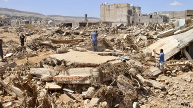 Либия потъна в мъка и сълзи: Жертвите на потопа може да достигнат 20 000 (снимки)