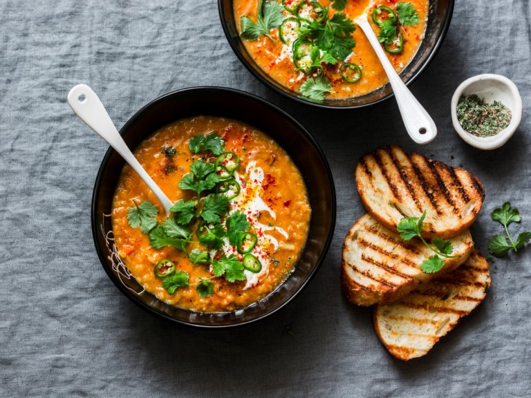 Пикантна супа с леща и моркови