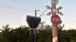 Влак помете каруца на жп прелез край Карлово, дете загина, а баща му се бори за живот