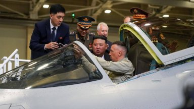Ким Чен-ун се качи на руски изтребител в авиационния завод в Комсомолск (снимки)