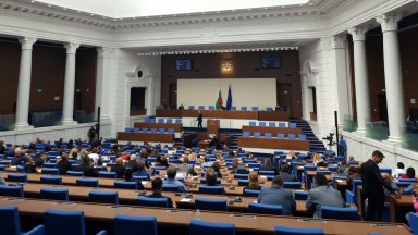 На живо в Dir.bg: Парламентът решава дали да дадем на Украйна ракети за системи С-300