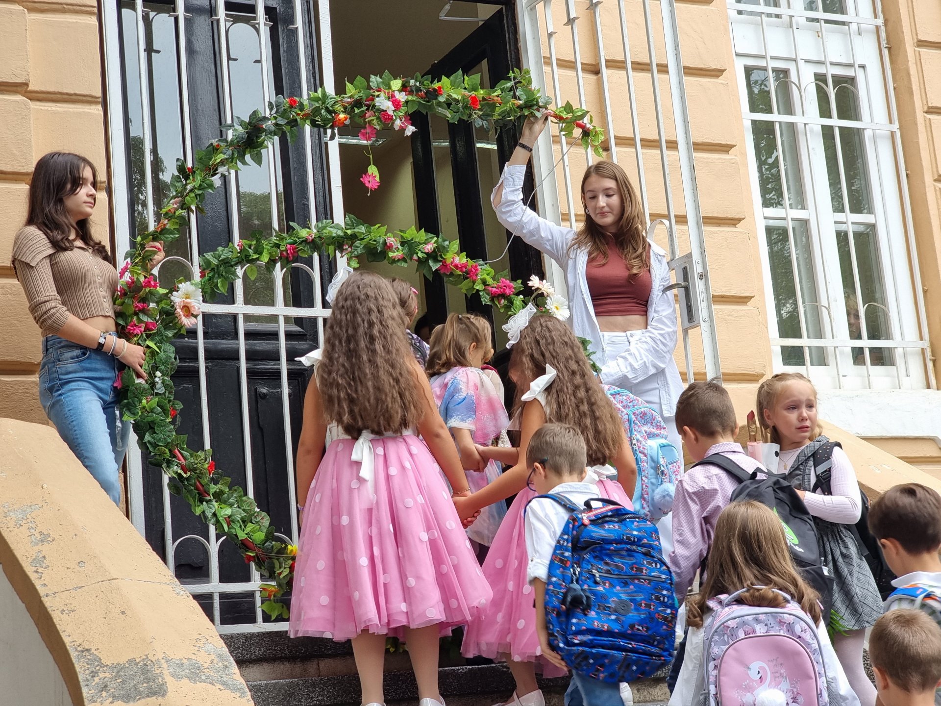 На влизане в  Националното училище по изкуствата "Добри Христов" във Варна децата преминаха през голяма шестица