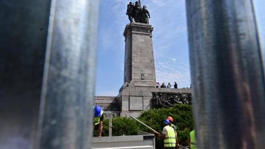 Паметникът е един от най спорните в България като от началото