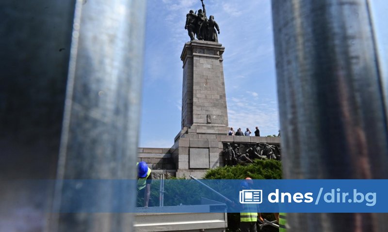 Паметникът е един от най-спорните в България, като от началото