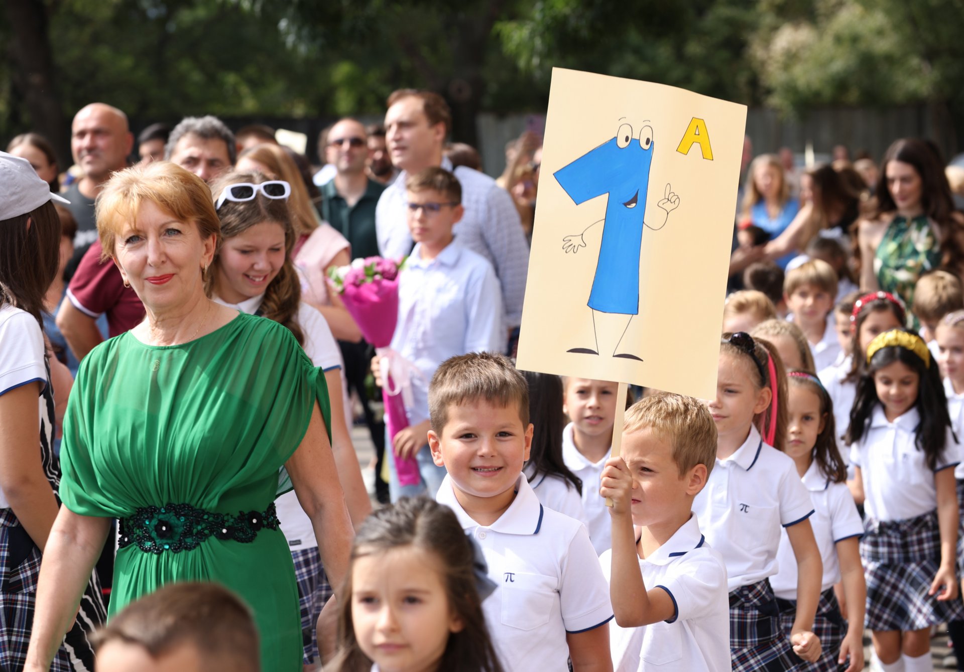 Кметът на София Йорданка Фандъкова присъства на откриването на учебната година в Частно основно училище "Питагор"