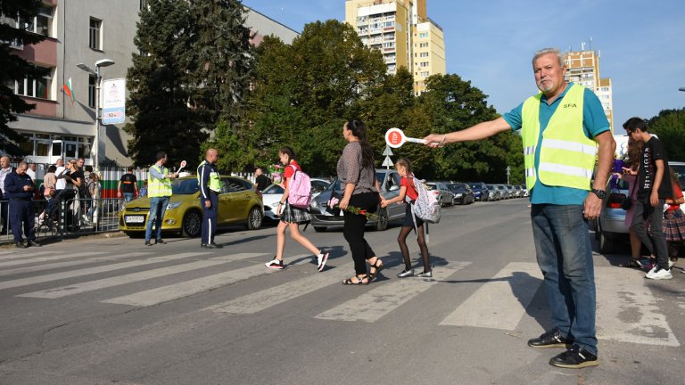 Инициативата „Деца на пътя! Път на децата!” спря колите за безопасно пресичане в София