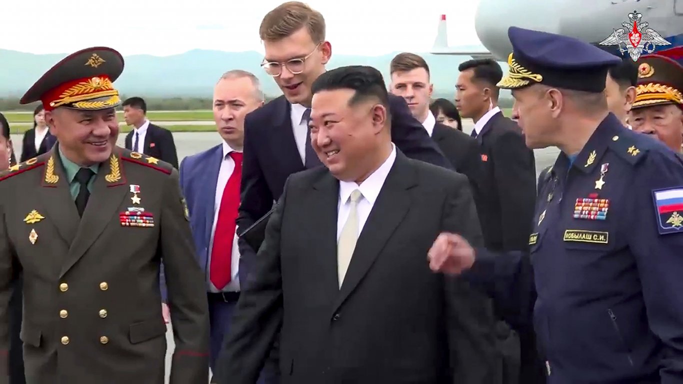 Шойгу показа на Ким Чен-ун хиперзвукови ракети и стратегически бомбардировачи (снимки)