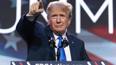 Снимка AP БТА Върху тях има изображения представящи бившия американски президент