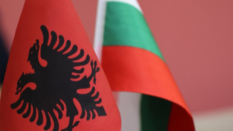 Емисари обясняват на българите в Албания, че са македонци