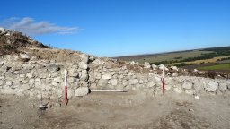 Монументална крепостна стена е открита при разкопките на средновековния български град Русокастро