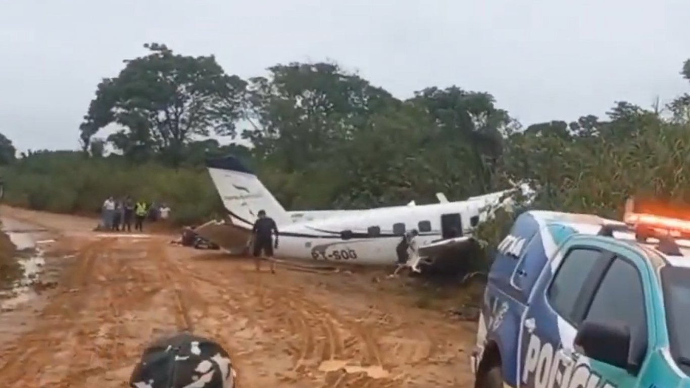 Малък пътнически самолет се разби в бразилската Амазония 