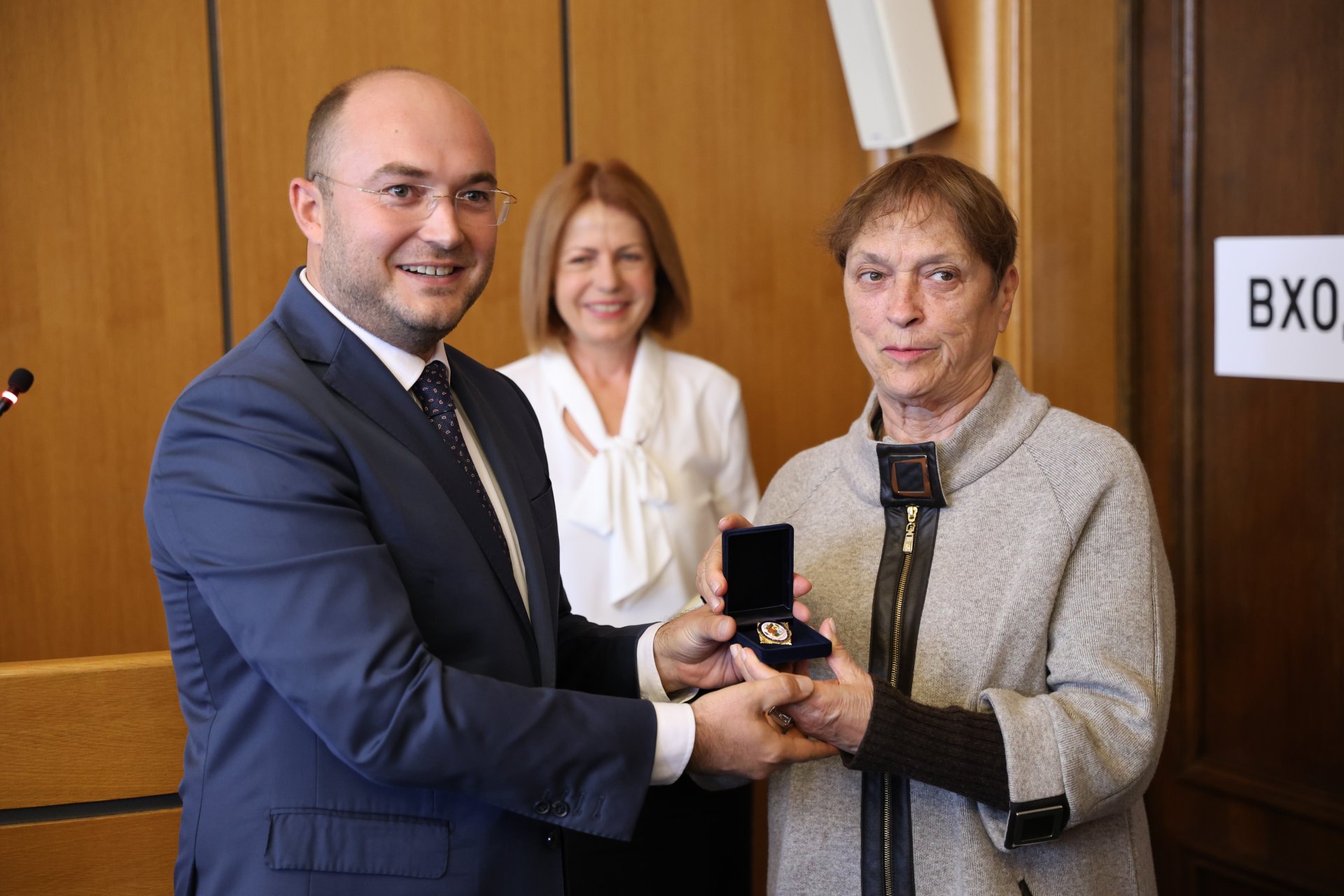 Председателят на СОС Георги Георгиев връчва звание на Анджела Родел.