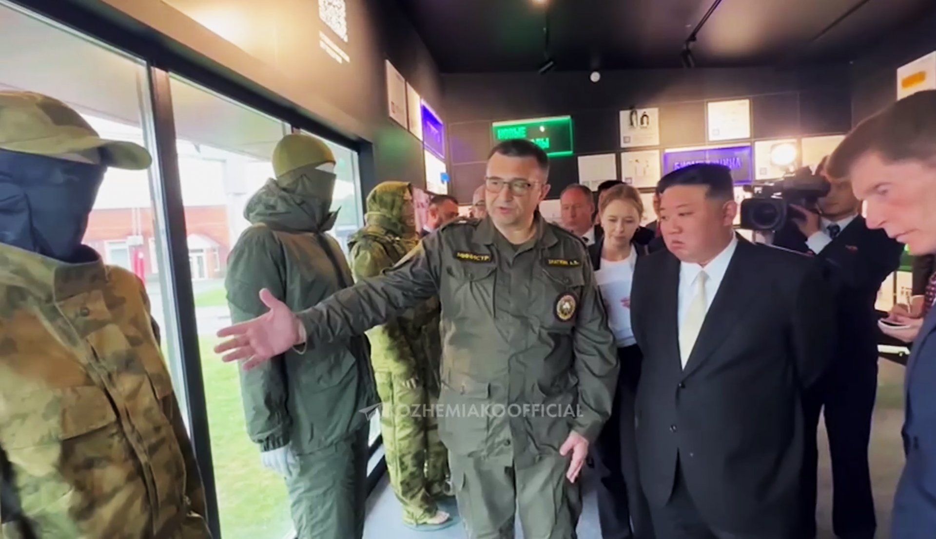 Олег Кожемяко и лидерът на Северна Корея Ким Чен Ун посещава изложба на военно оборудване, униформи и оръжия, произведени в района на Приморски край Олег Кожемяко и лидерът на Северна Корея Ким Чен Ун посещава изложба на военно оборудване, униформи и оръжия, произведени в района на Приморски край