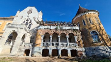 Легендарен замък-календар в Румъния отваря врати, но само за месец