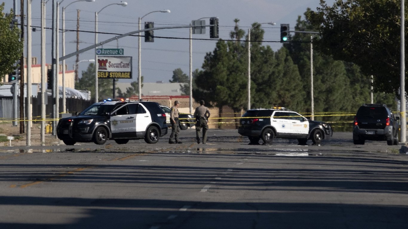 Простреляният в патрулната си кола шериф почина от раните си