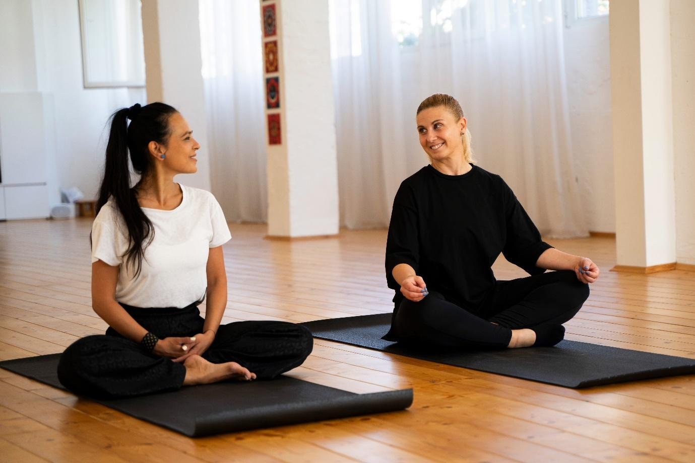 Нина Сотирова, инструктор по йога (вляво), Силвия Янчева, зам.-директор "Маркетинг и реклама"