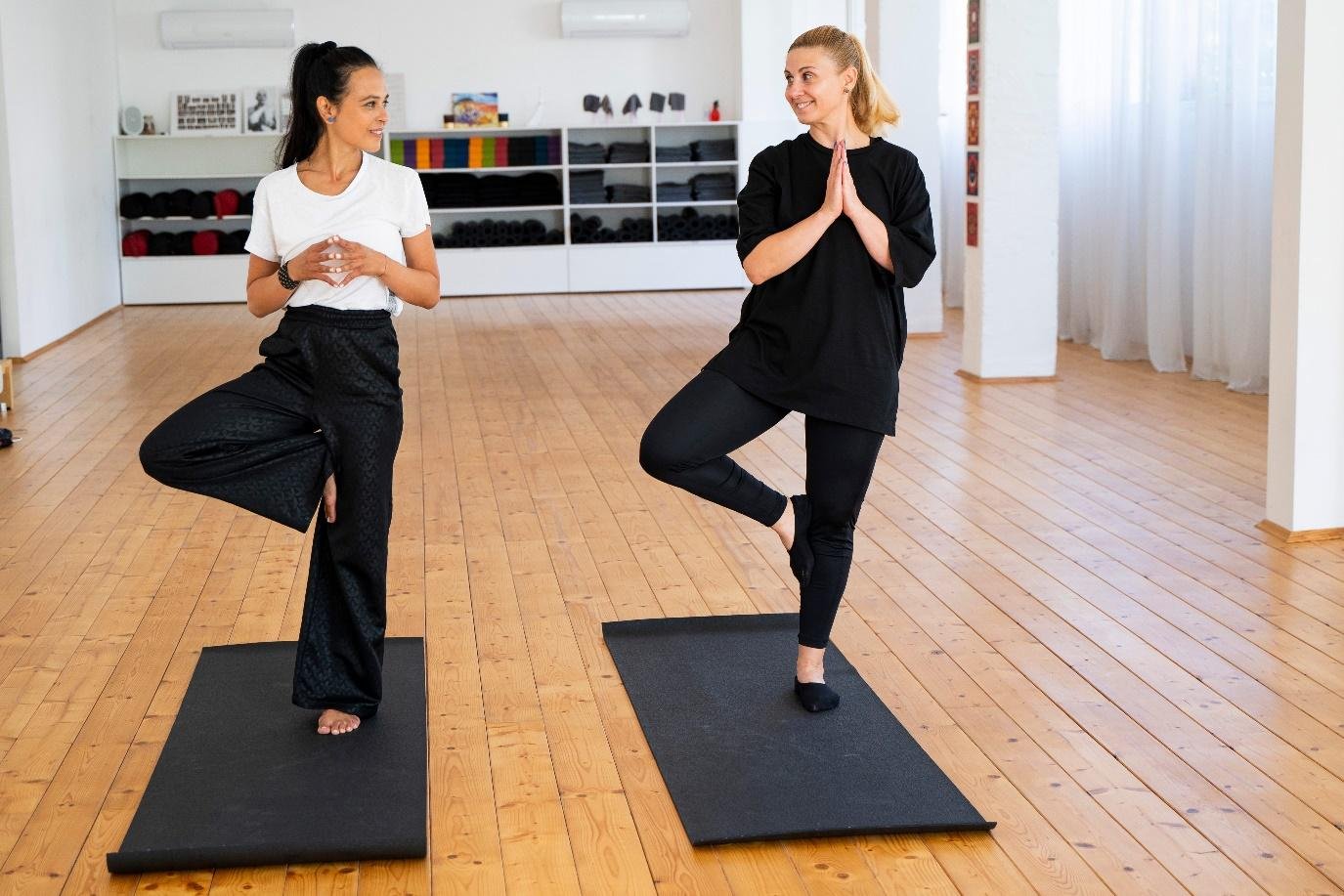Нина Сотирова, инструктор по йога (вляво)