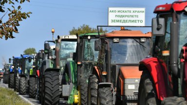 Земеделската блокада започна, тракторите тръгват към София от всички посоки (видео)