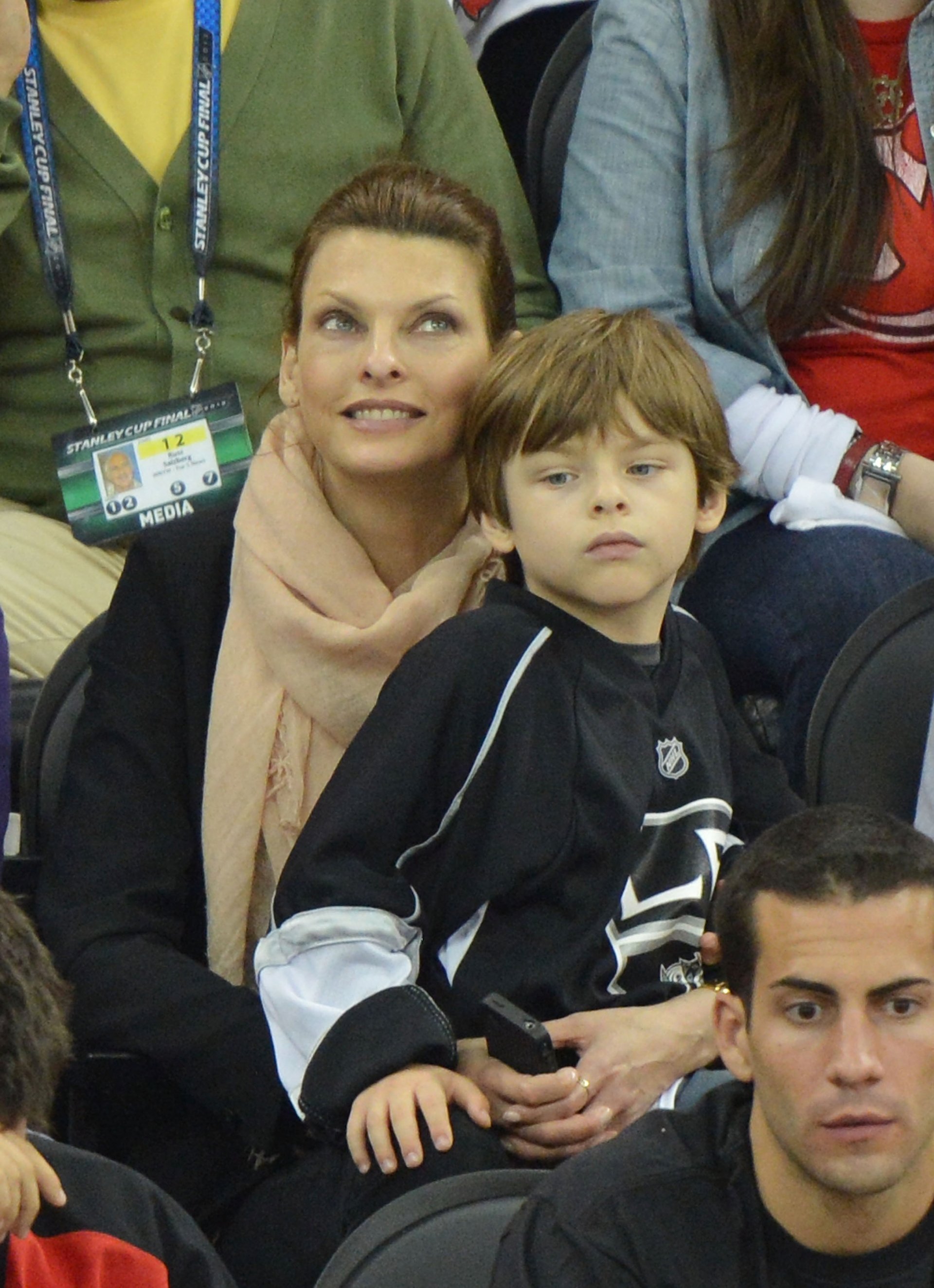 Линда Еванджелиста и синът ѝ на петия мач между Лос Анджелис "Кингс" и Ню Джърси "Девълс" по време на финала за купа "Стенли" през 2012 г. 