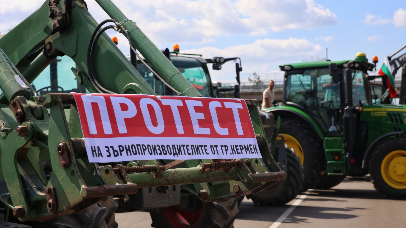 Земеделци извадиха над 500 трактора и тежки машини на Петолъчката между Сливен и Ямбол