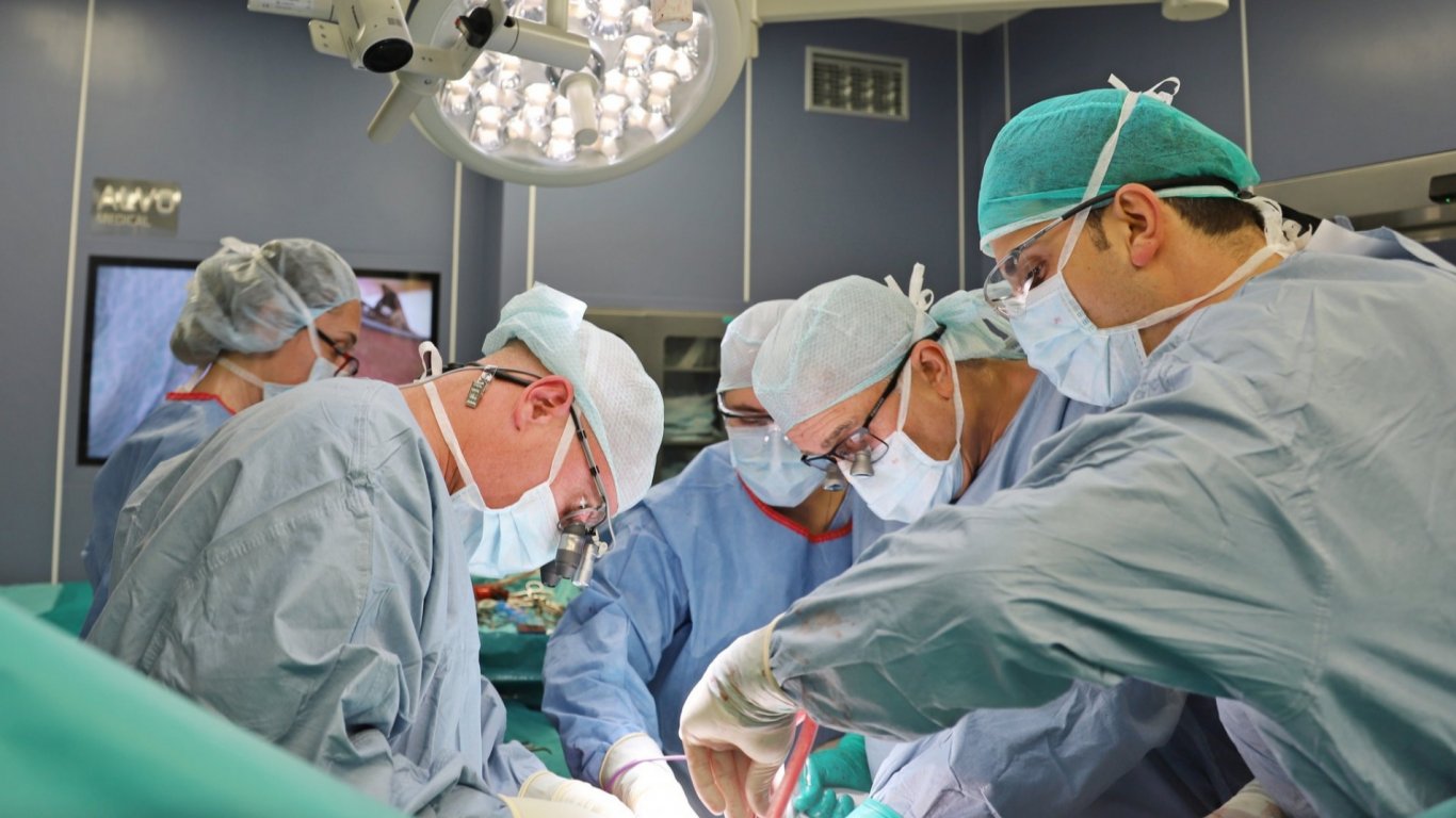 49-годишен мъж получи шанс за живот след чернодробна трансплантация във ВМА 
