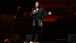 Процесът срещу Ръсел Бранд за сексуални престъпления се отлага до октомври