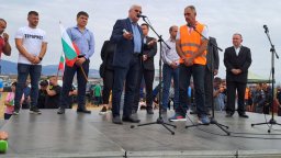 Вътев отиде при протестиращите земеделци: Няма решение с моментален резултат (видео)