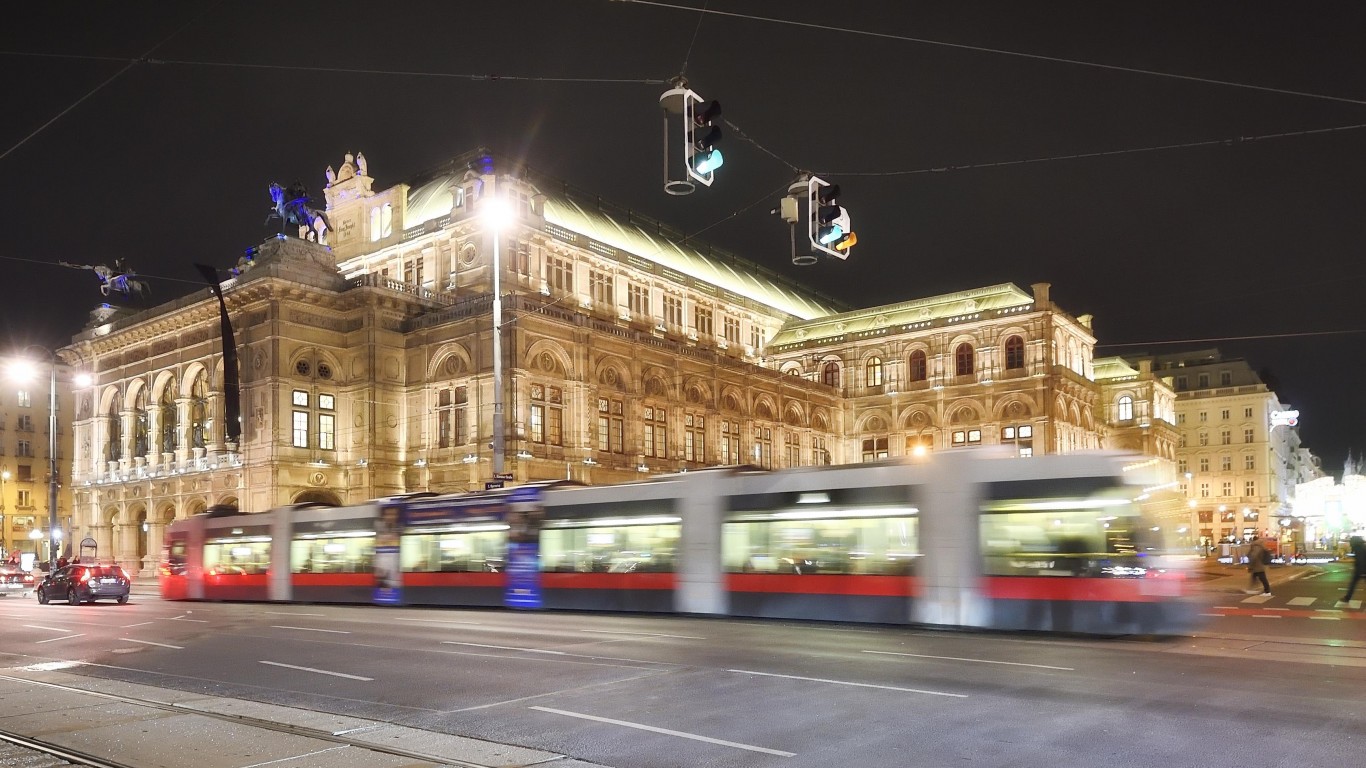 Внимание! Говори Арнолд Шварценегер! Гласът на актьора звучи в обществения транспорт във Виена (видео)