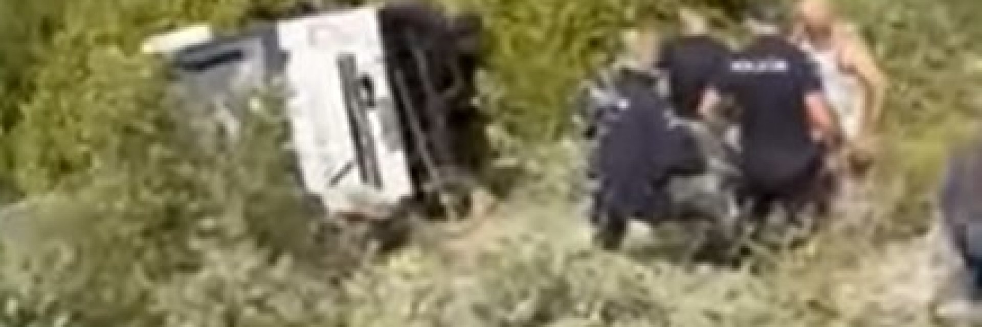 Автобус с 35 пътници падна в дере в Черна гора (видео)