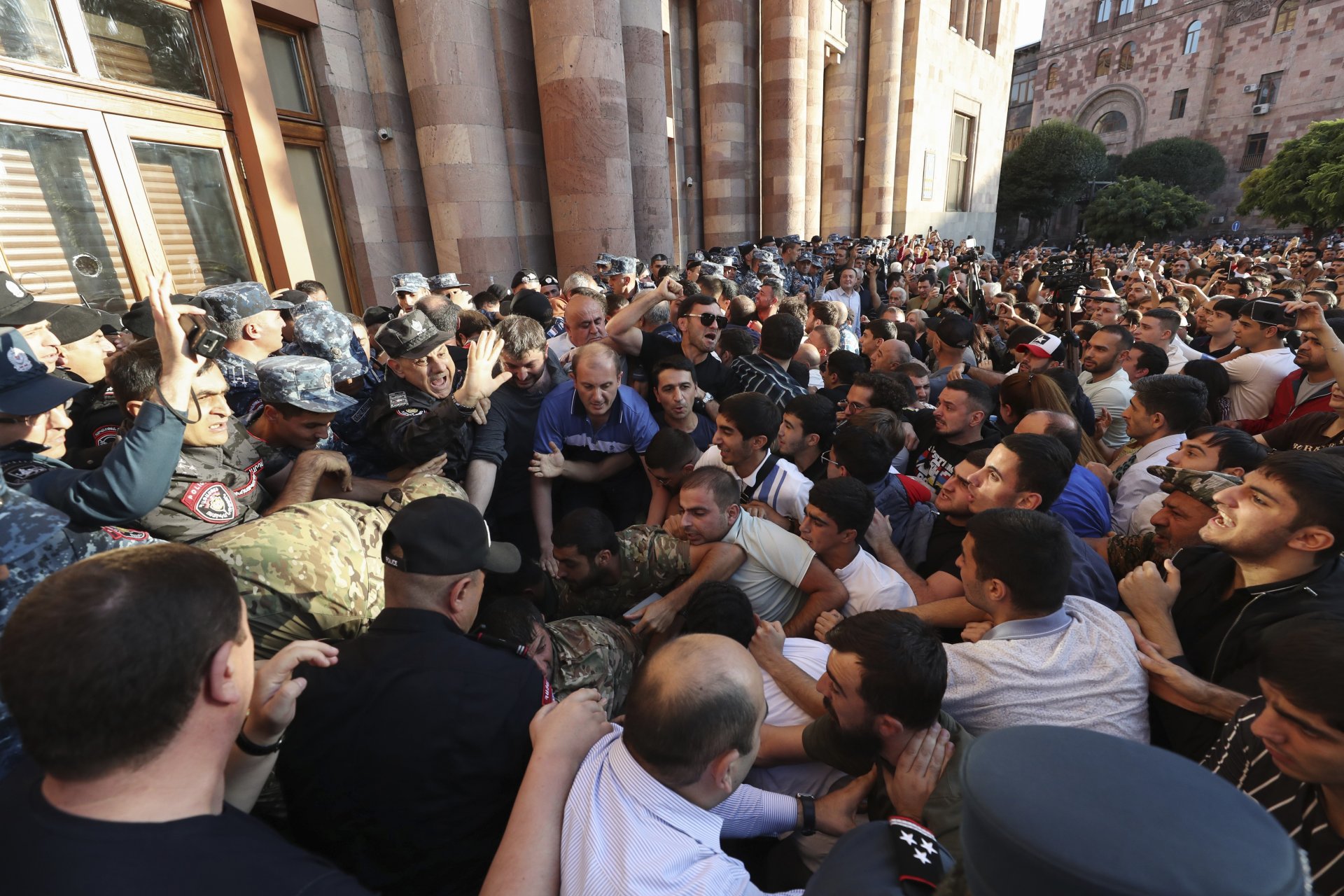 Хората се събират в сградата на правителството на Армения, за да протестират срещу премиера Никол Пашинян в Ереван