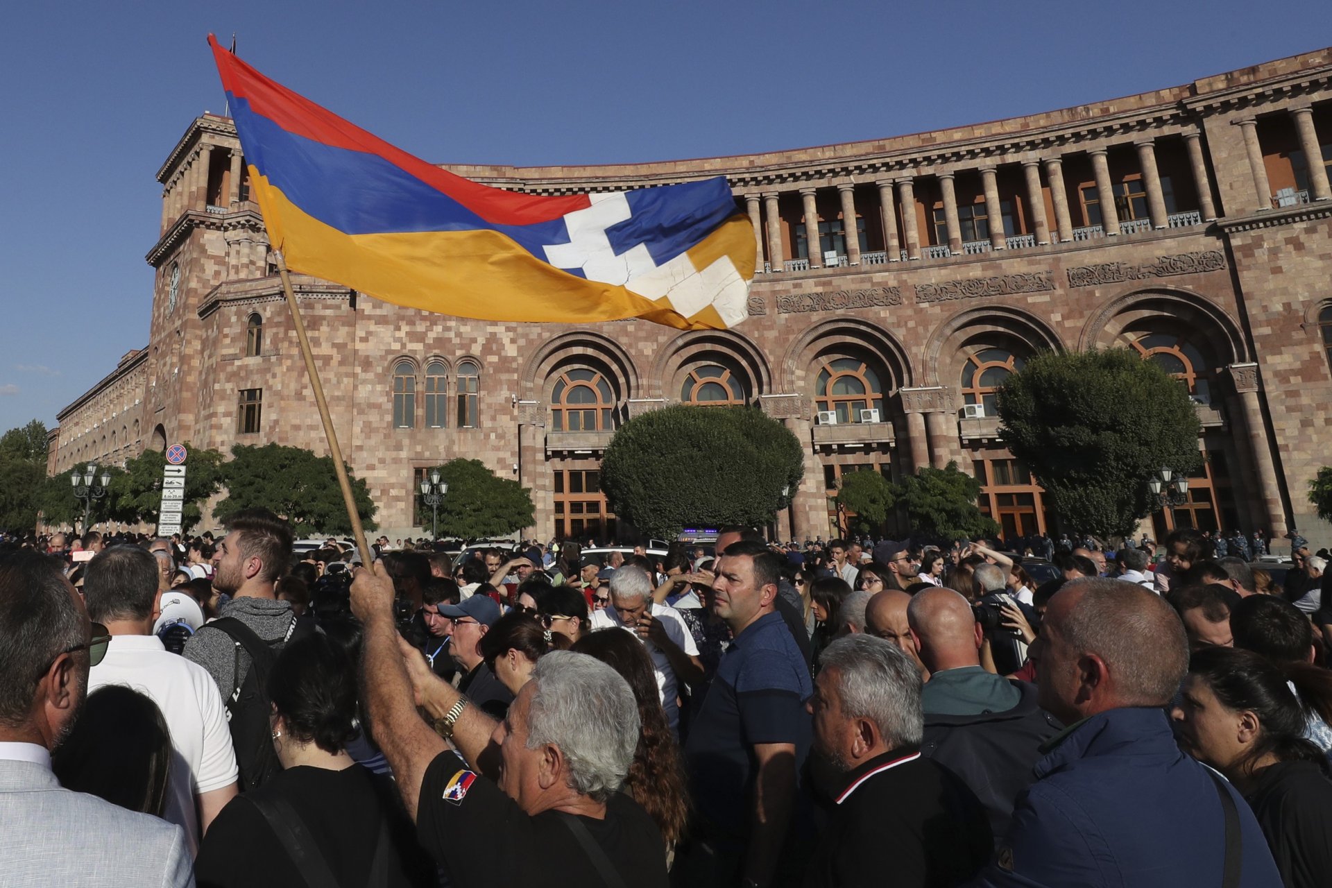 Хората се събират в сградата на правителството на Армения, за да протестират срещу премиера Никол Пашинян в Ереван