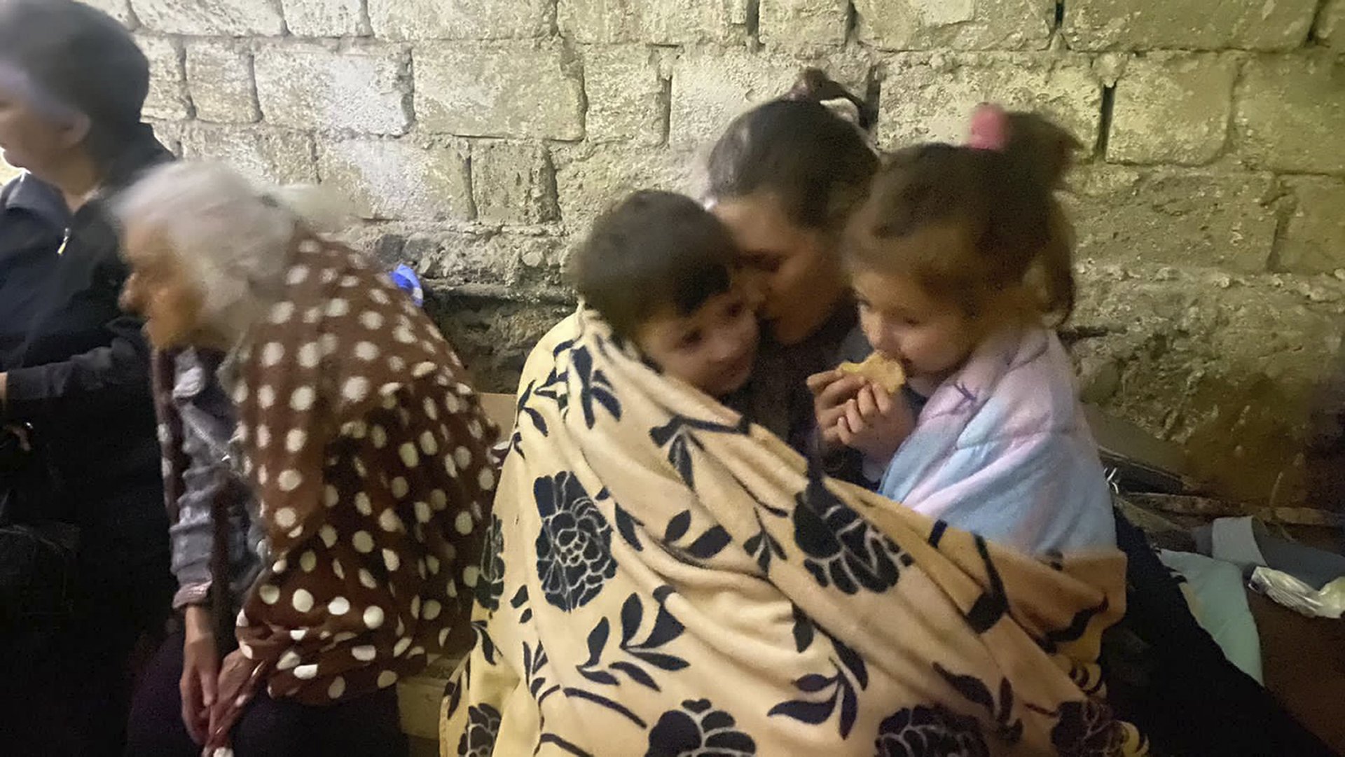 Деца ядат, седнали в приют по време на обстрел в Степанакерт в отцепилата се територия на Нагорни Карабах в Азербайджан