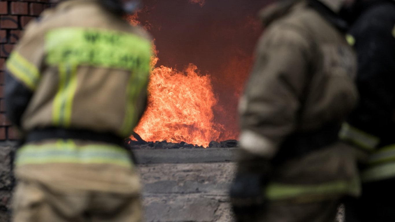 Около 500 гуми, купета и фургон са изгорели при пожар в монтанска автоморга