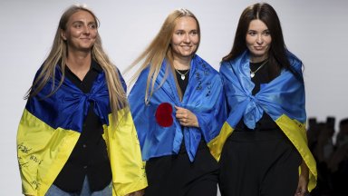 Украински дизайнери показаха колекции в Лондон, създадени под звуците на сирени за въздушни атаки