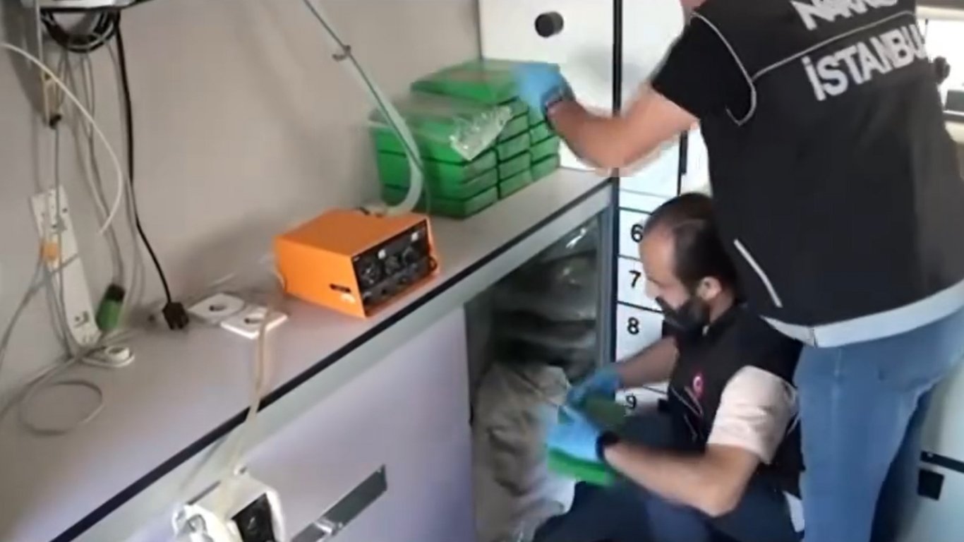 Арестуваха двама българи, превозвали дрога с линейка в Истанбул (видео)