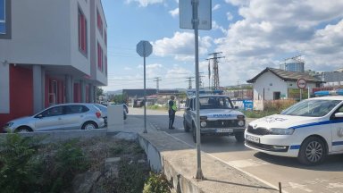 Мъж простреля двама души и се барикадира в Стара Загора