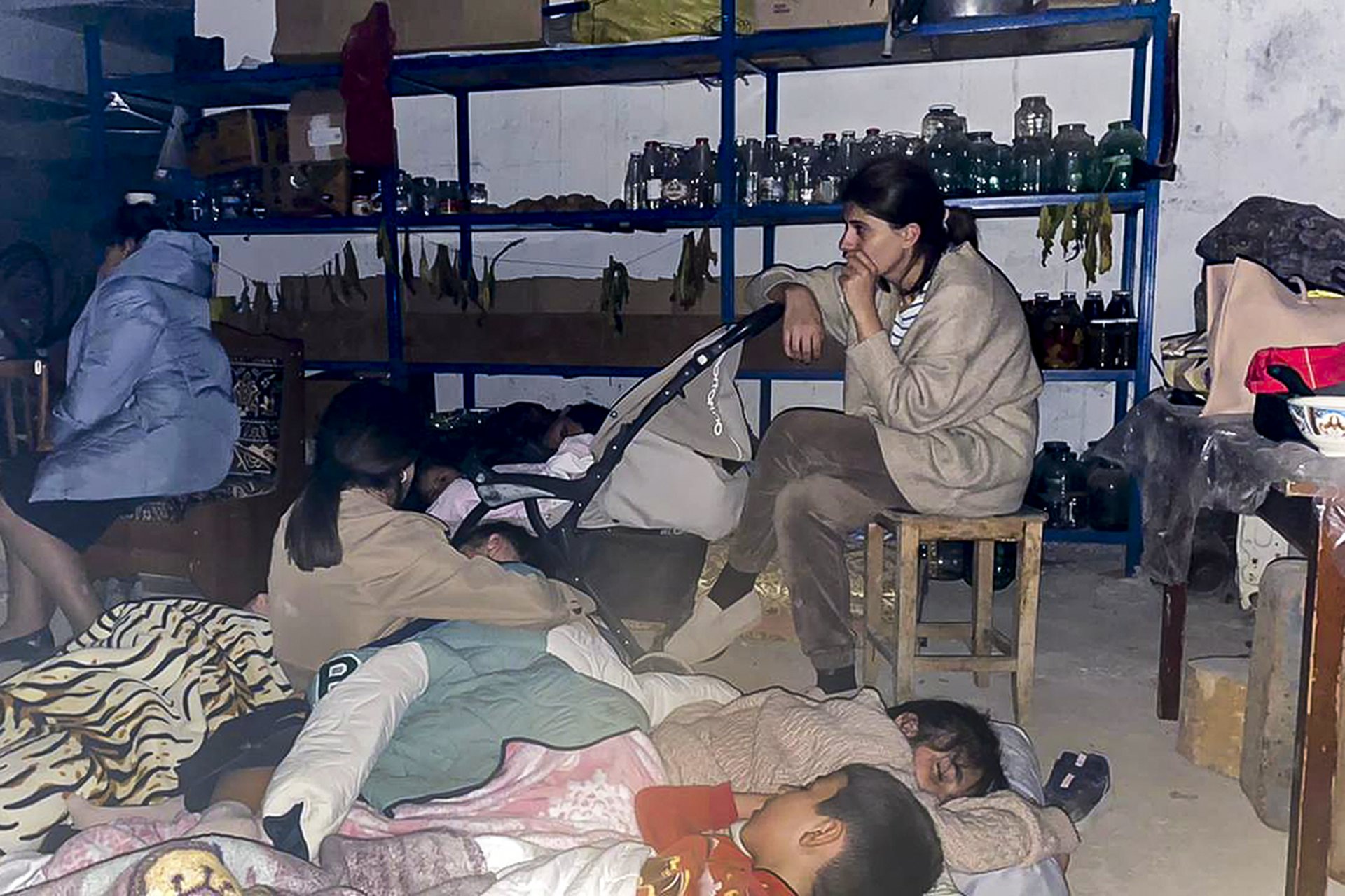 Деца от Карабах спят в убежище по време на обстрела на град Степанакерт