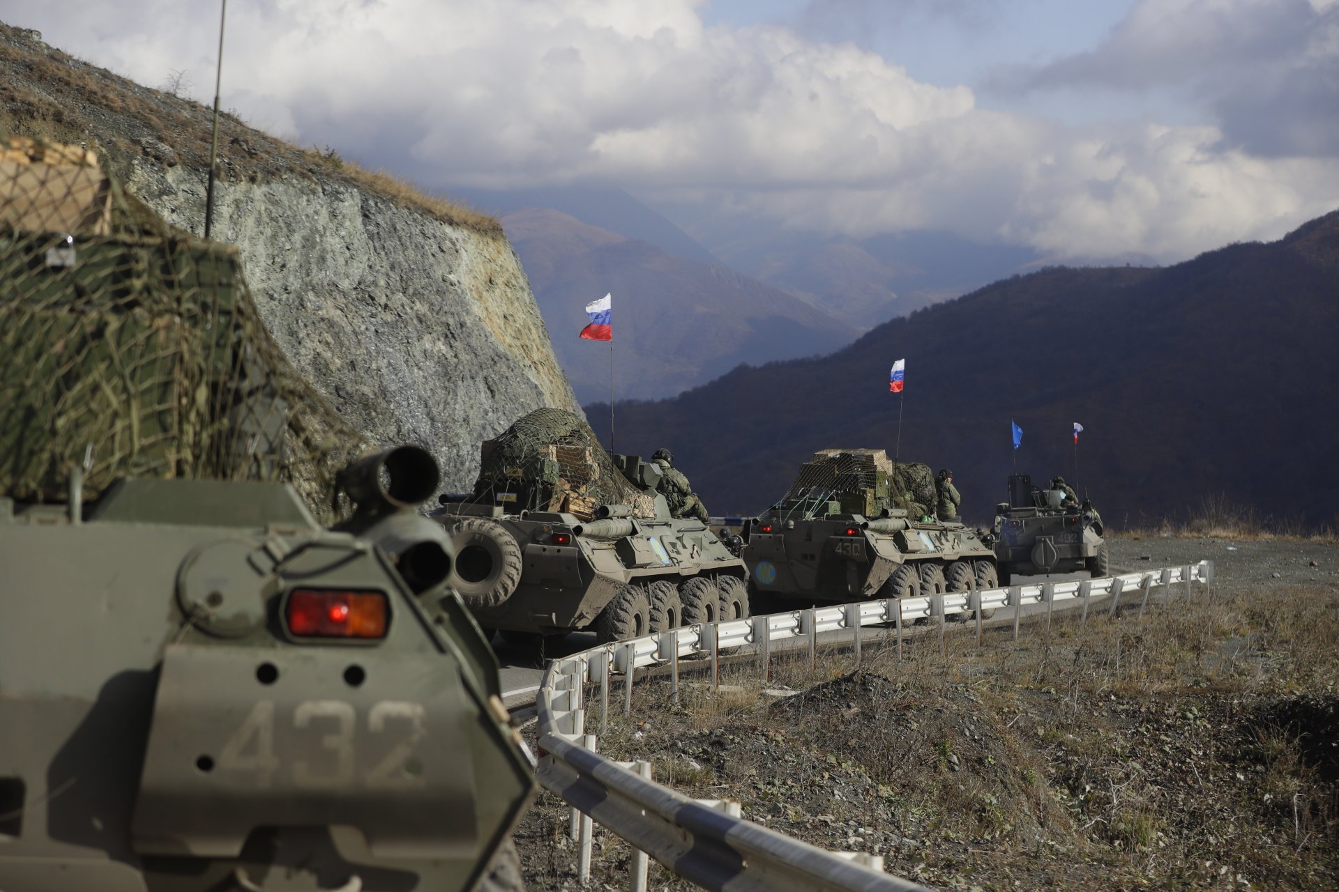 Бойни машини на руските мироопазващи сили се движат по път, водещ към Нагорни Карабах, 13 ноември 2020 г. 